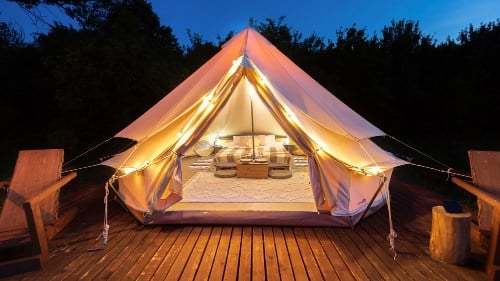 Glamping: quando la natura incontra il lusso (e tu inizi a respirare) Futuro Prossimo