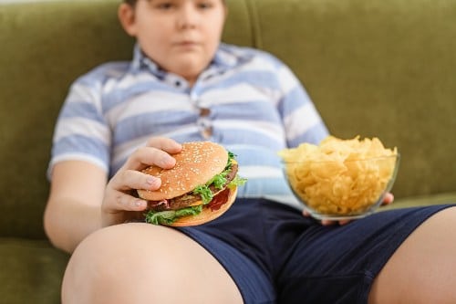 L’obesità infantile divora il futuro: 1 bambino su 6 obeso nel 2050 Futuro Prossimo